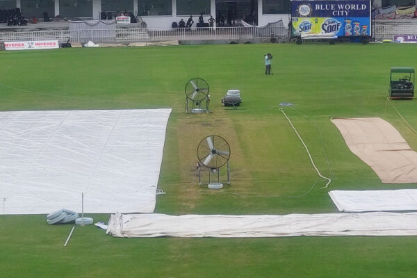 fans on Rawalpindi Pitch