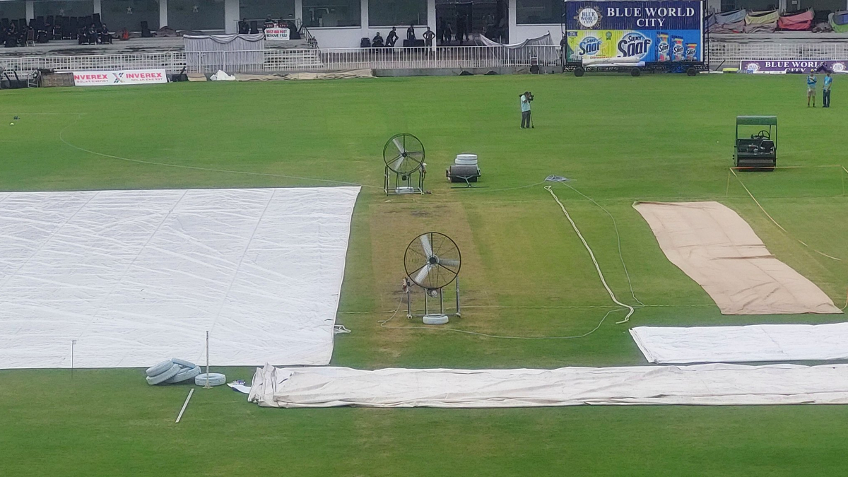 fans on Rawalpindi Pitch